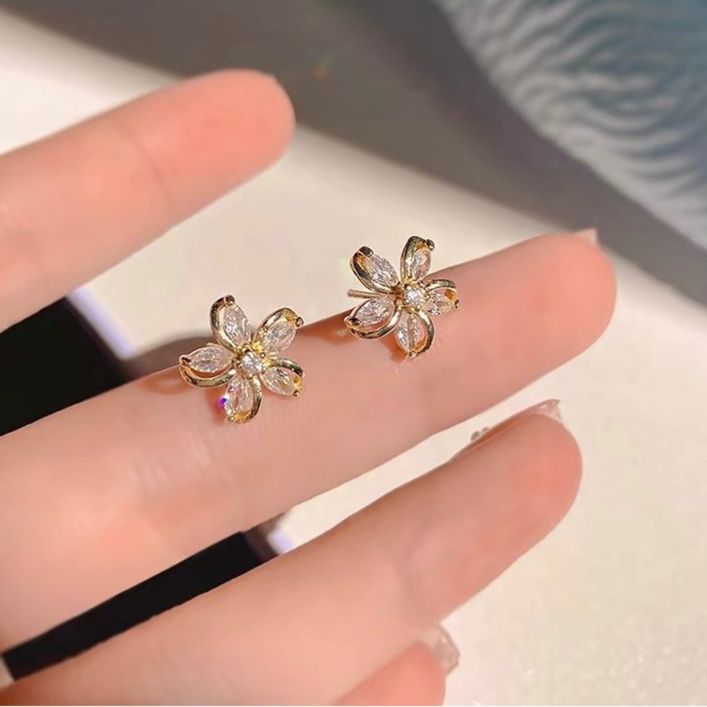 Silver earrings with mini flower